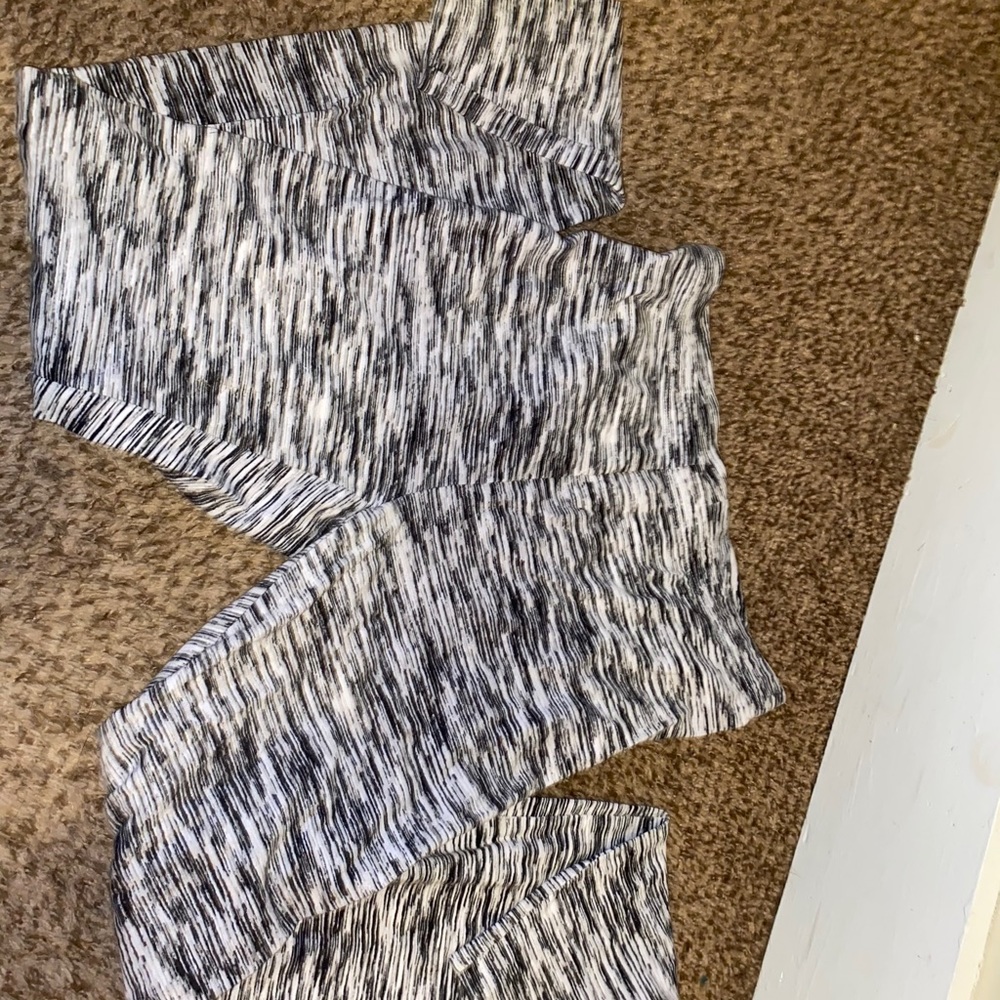 cute black and white leggings!